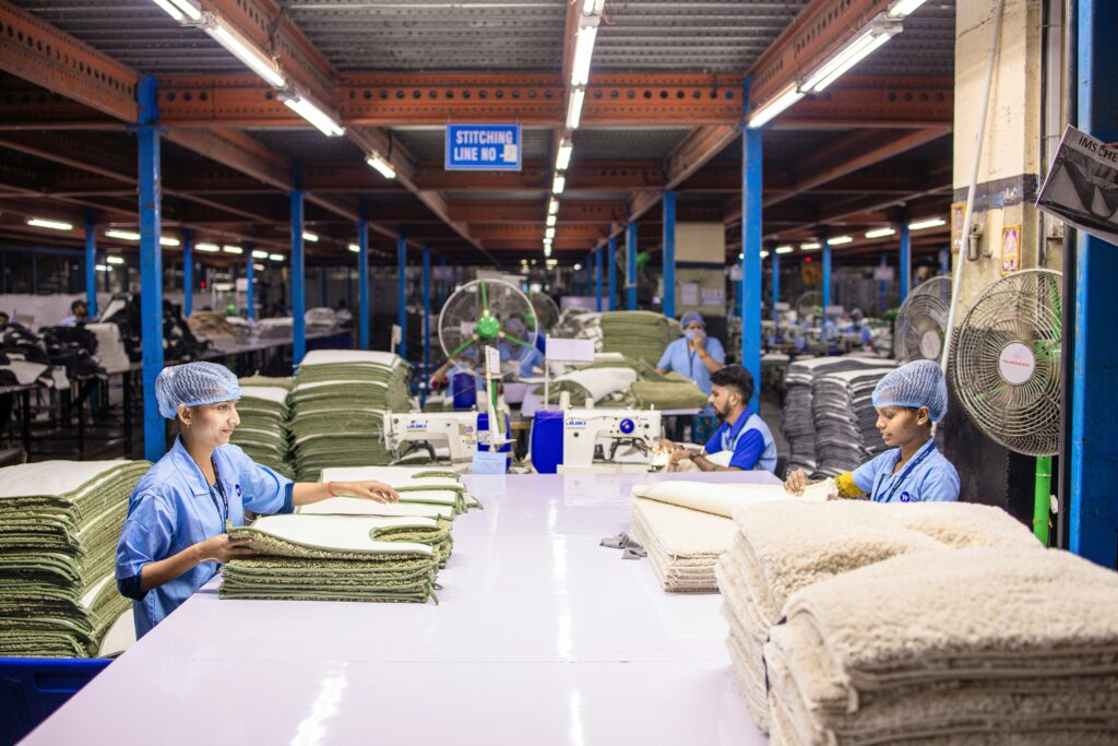 アパレル工場における縫製ラインの様子